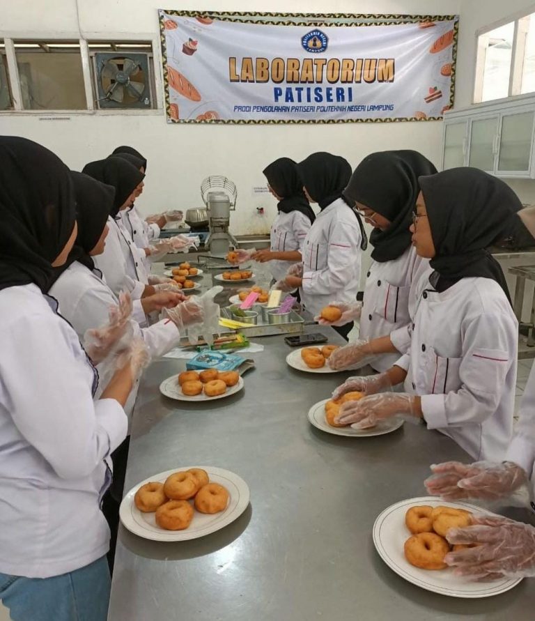 Aktivitas Praktikum mahasiswa Prodi Pengolahan Patiseri Polinela
